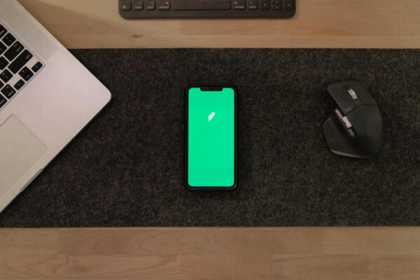 Comparison: Robinhood vs Coinbase vs Charles Schwab – Different Models, Same Audience?